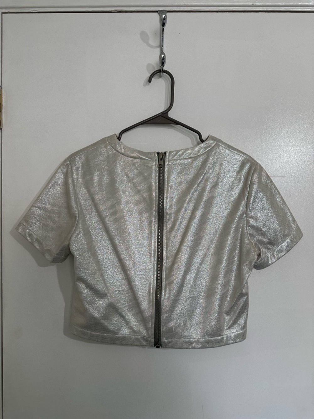FOREVER 21 Metallic Iridescent Silver Cropped Zip-Back Boxy Short Sleeve Top GUC